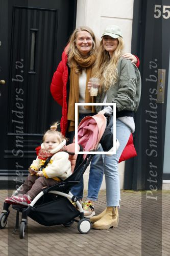 Amsterdam 28 januari 2022
Iris Zeilstra met haar moedr en dochter iop de pc hooftstraat.