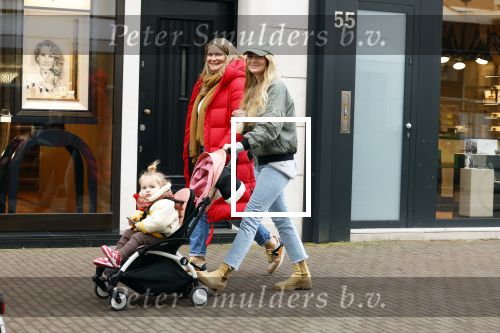 Amsterdam 28 januari 2022
Iris Zeilstra met haar moedr en dochter iop de pc hooftstraat.
