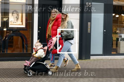 Amsterdam 28 januari 2022
Iris Zeilstra met haar moedr en dochter iop de pc hooftstraat.