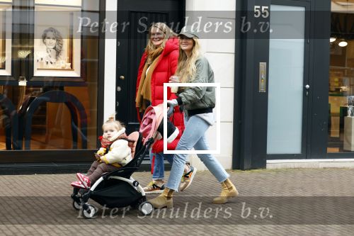 Amsterdam 28 januari 2022
Iris Zeilstra met haar moedr en dochter iop de pc hooftstraat.