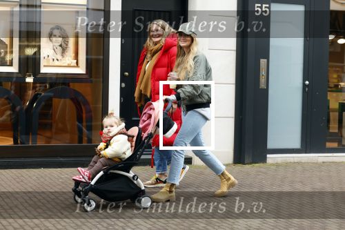 Amsterdam 28 januari 2022
Iris Zeilstra met haar moedr en dochter iop de pc hooftstraat.
