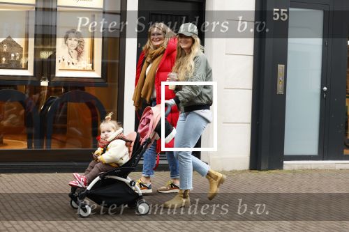 Amsterdam 28 januari 2022
Iris Zeilstra met haar moedr en dochter iop de pc hooftstraat.