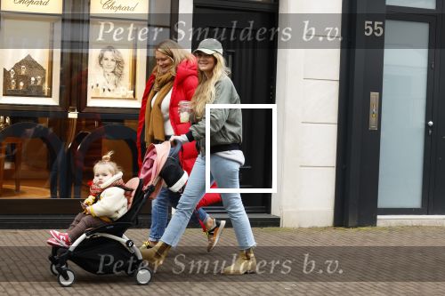 Amsterdam 28 januari 2022
Iris Zeilstra met haar moedr en dochter iop de pc hooftstraat.