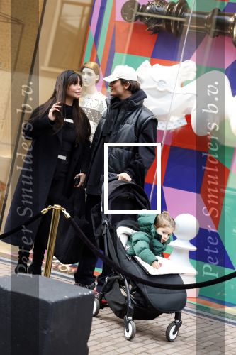 Amsterdam 27 januari 2022
Jaimie Vaes met zoontje en Koen Kardashian op de pc hooftstraat.