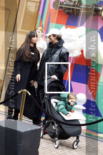 Amsterdam 27 januari 2022
Jaimie Vaes met zoontje en Koen Kardashian op de pc hooftstraat.