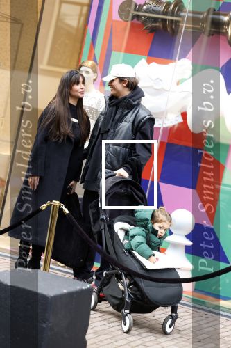 Amsterdam 27 januari 2022
Jaimie Vaes met zoontje en Koen Kardashian op de pc hooftstraat.