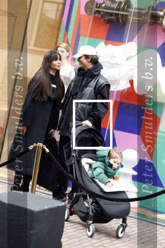 Amsterdam 27 januari 2022
Jaimie Vaes met zoontje en Koen Kardashian op de pc hooftstraat.