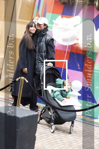 Amsterdam 27 januari 2022
Jaimie Vaes met zoontje en Koen Kardashian op de pc hooftstraat.