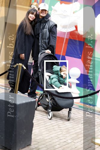 Amsterdam 27 januari 2022
Jaimie Vaes met zoontje en Koen Kardashian op de pc hooftstraat.
