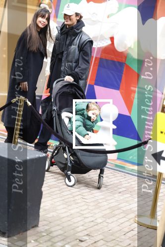 Amsterdam 27 januari 2022
Jaimie Vaes met zoontje en Koen Kardashian op de pc hooftstraat.