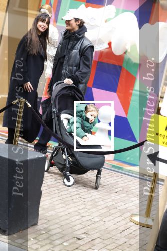 Amsterdam 27 januari 2022
Jaimie Vaes met zoontje en Koen Kardashian op de pc hooftstraat.