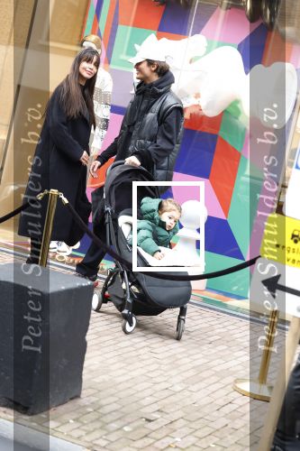 Amsterdam 27 januari 2022
Jaimie Vaes met zoontje en Koen Kardashian op de pc hooftstraat.