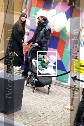 Amsterdam 27 januari 2022
Jaimie Vaes met zoontje en Koen Kardashian op de pc hooftstraat.