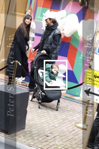 Amsterdam 27 januari 2022
Jaimie Vaes met zoontje en Koen Kardashian op de pc hooftstraat.
