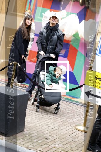 Amsterdam 27 januari 2022
Jaimie Vaes met zoontje en Koen Kardashian op de pc hooftstraat.