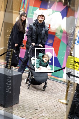 Amsterdam 27 januari 2022
Jaimie Vaes met zoontje en Koen Kardashian op de pc hooftstraat.
