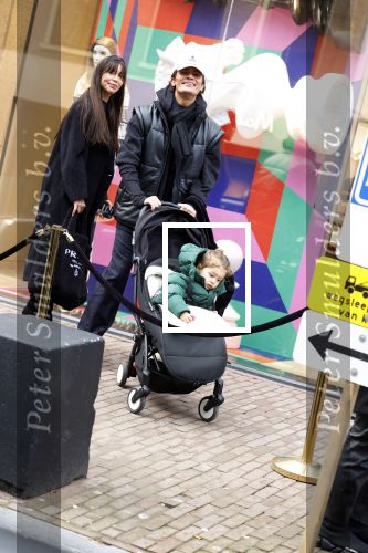 Amsterdam 27 januari 2022
Jaimie Vaes met zoontje en Koen Kardashian op de pc hooftstraat.