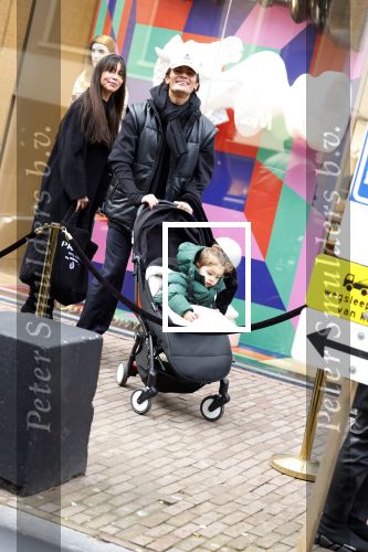 Amsterdam 27 januari 2022
Jaimie Vaes met zoontje en Koen Kardashian op de pc hooftstraat.