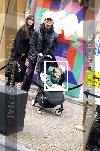Amsterdam 27 januari 2022
Jaimie Vaes met zoontje en Koen Kardashian op de pc hooftstraat.