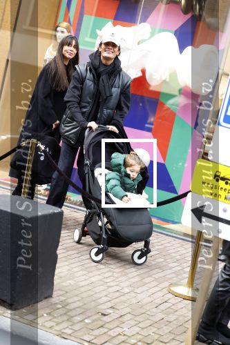 Amsterdam 27 januari 2022
Jaimie Vaes met zoontje en Koen Kardashian op de pc hooftstraat.