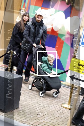 Amsterdam 27 januari 2022
Jaimie Vaes met zoontje en Koen Kardashian op de pc hooftstraat.