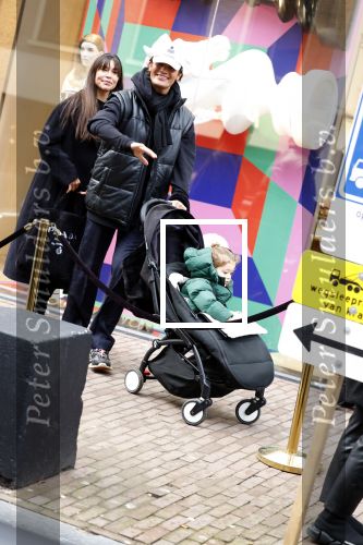 Amsterdam 27 januari 2022
Jaimie Vaes met zoontje en Koen Kardashian op de pc hooftstraat.