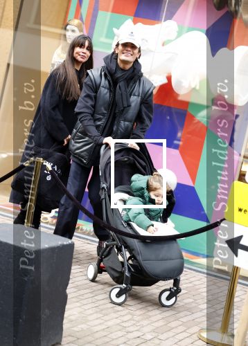 Amsterdam 27 januari 2022
Jaimie Vaes met zoontje en Koen Kardashian op de pc hooftstraat.