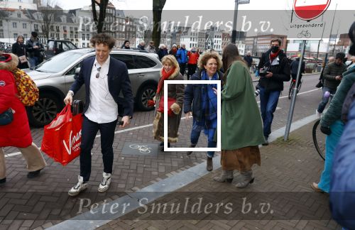 Amsterdam 19 januari 2022
Cabaretiers Bert Visscher en Jochem Myer tijdens de landelijke protestactie Kapsalon Theater in de Kleine Komedie. De cultuursector komt in actie tegen de coronamaatregelen. Tientallen theaters in heel Nederland  zijn omgebouwd tot een kapsalon. Jenny Arean