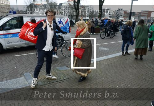 Amsterdam 19 januari 2022
Cabaretiers Bert Visscher en Jochem Myer tijdens de landelijke protestactie Kapsalon Theater in de Kleine Komedie. De cultuursector komt in actie tegen de coronamaatregelen. Tientallen theaters in heel Nederland  zijn omgebouwd tot een kapsalon. Jenny Arean