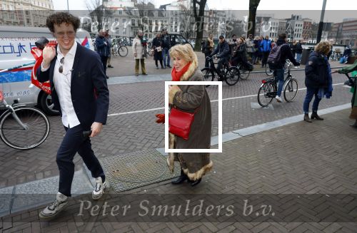 Amsterdam 19 januari 2022
Cabaretiers Bert Visscher en Jochem Myer tijdens de landelijke protestactie Kapsalon Theater in de Kleine Komedie. De cultuursector komt in actie tegen de coronamaatregelen. Tientallen theaters in heel Nederland  zijn omgebouwd tot een kapsalon. Jenny Arean