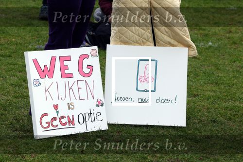 Amsterdam 29 januari 2022
Demonstratie tegen seksueel geweld op het museumplein. Karin Bloemen presenteert het . Bord over Jeroen Rietbergen