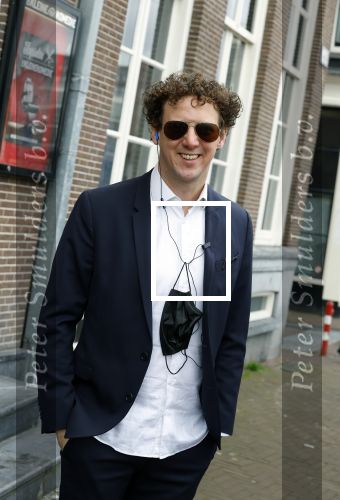 Amsterdam 19 januari 2022
Cabaretiers Bert Visscher en Jochem Myer tijdens de landelijke protestactie Kapsalon Theater in de Kleine Komedie. De cultuursector komt in actie tegen de coronamaatregelen. Tientallen theaters in heel Nederland  zijn omgebouwd tot een kapsalon.