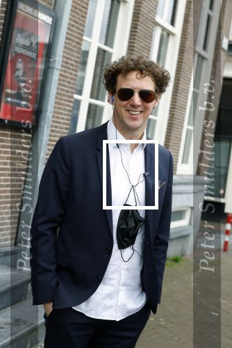 Amsterdam 19 januari 2022
Cabaretiers Bert Visscher en Jochem Myer tijdens de landelijke protestactie Kapsalon Theater in de Kleine Komedie. De cultuursector komt in actie tegen de coronamaatregelen. Tientallen theaters in heel Nederland  zijn omgebouwd tot een kapsalon.