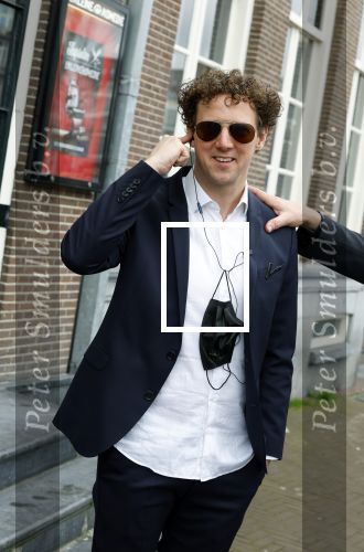 Amsterdam 19 januari 2022
Cabaretiers Bert Visscher en Jochem Myer tijdens de landelijke protestactie Kapsalon Theater in de Kleine Komedie. De cultuursector komt in actie tegen de coronamaatregelen. Tientallen theaters in heel Nederland  zijn omgebouwd tot een kapsalon.