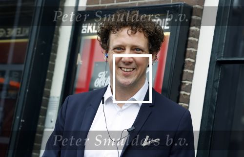 Amsterdam 19 januari 2022
Cabaretiers Bert Visscher en Jochem Myer tijdens de landelijke protestactie Kapsalon Theater in de Kleine Komedie. De cultuursector komt in actie tegen de coronamaatregelen. Tientallen theaters in heel Nederland  zijn omgebouwd tot een kapsalon.