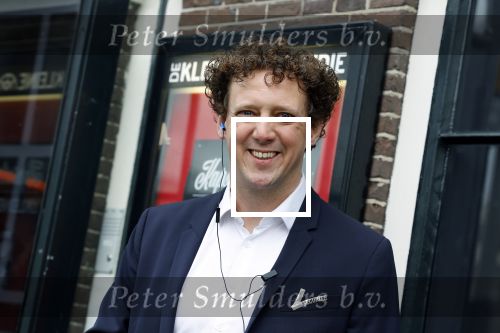 Amsterdam 19 januari 2022
Cabaretiers Bert Visscher en Jochem Myer tijdens de landelijke protestactie Kapsalon Theater in de Kleine Komedie. De cultuursector komt in actie tegen de coronamaatregelen. Tientallen theaters in heel Nederland  zijn omgebouwd tot een kapsalon.