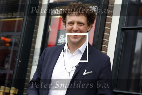 Amsterdam 19 januari 2022
Cabaretiers Bert Visscher en Jochem Myer tijdens de landelijke protestactie Kapsalon Theater in de Kleine Komedie. De cultuursector komt in actie tegen de coronamaatregelen. Tientallen theaters in heel Nederland  zijn omgebouwd tot een kapsalon.