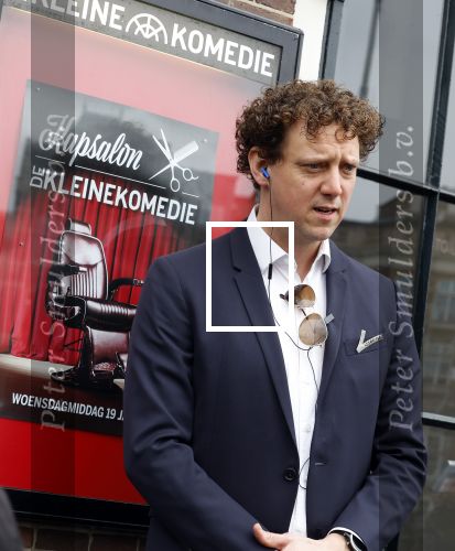 Amsterdam 19 januari 2022
Cabaretiers Bert Visscher en Jochem Myer tijdens de landelijke protestactie Kapsalon Theater in de Kleine Komedie. De cultuursector komt in actie tegen de coronamaatregelen. Tientallen theaters in heel Nederland  zijn omgebouwd tot een kapsalon.
