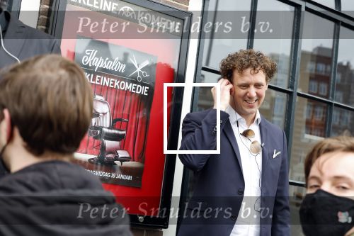 Amsterdam 19 januari 2022
Cabaretiers Bert Visscher en Jochem Myer tijdens de landelijke protestactie Kapsalon Theater in de Kleine Komedie. De cultuursector komt in actie tegen de coronamaatregelen. Tientallen theaters in heel Nederland  zijn omgebouwd tot een kapsalon.