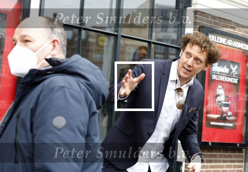 Amsterdam 19 januari 2022
Cabaretiers Bert Visscher en Jochem Myer tijdens de landelijke protestactie Kapsalon Theater in de Kleine Komedie. De cultuursector komt in actie tegen de coronamaatregelen. Tientallen theaters in heel Nederland  zijn omgebouwd tot een kapsalon.