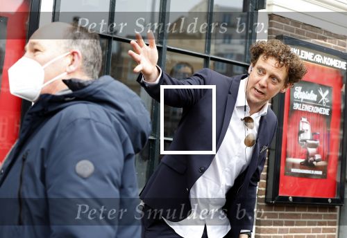Amsterdam 19 januari 2022
Cabaretiers Bert Visscher en Jochem Myer tijdens de landelijke protestactie Kapsalon Theater in de Kleine Komedie. De cultuursector komt in actie tegen de coronamaatregelen. Tientallen theaters in heel Nederland  zijn omgebouwd tot een kapsalon.