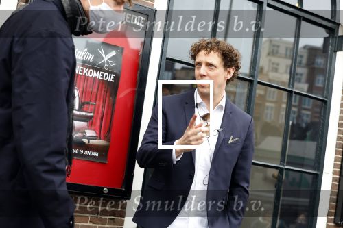 Amsterdam 19 januari 2022
Cabaretiers Bert Visscher en Jochem Myer tijdens de landelijke protestactie Kapsalon Theater in de Kleine Komedie. De cultuursector komt in actie tegen de coronamaatregelen. Tientallen theaters in heel Nederland  zijn omgebouwd tot een kapsalon.