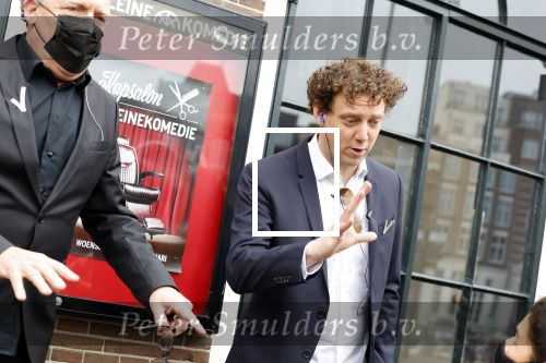 Amsterdam 19 januari 2022
Cabaretiers Bert Visscher en Jochem Myer tijdens de landelijke protestactie Kapsalon Theater in de Kleine Komedie. De cultuursector komt in actie tegen de coronamaatregelen. Tientallen theaters in heel Nederland  zijn omgebouwd tot een kapsalon.