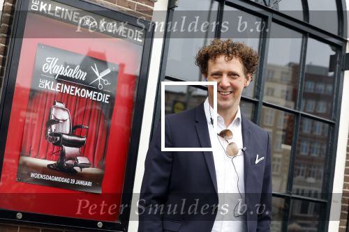 Amsterdam 19 januari 2022
Cabaretiers Bert Visscher en Jochem Myer tijdens de landelijke protestactie Kapsalon Theater in de Kleine Komedie. De cultuursector komt in actie tegen de coronamaatregelen. Tientallen theaters in heel Nederland  zijn omgebouwd tot een kapsalon.