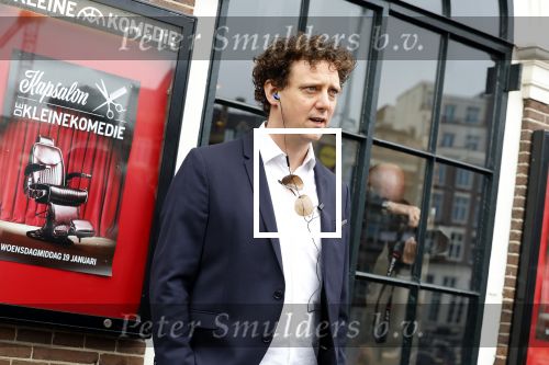 Amsterdam 19 januari 2022
Cabaretiers Bert Visscher en Jochem Myer tijdens de landelijke protestactie Kapsalon Theater in de Kleine Komedie. De cultuursector komt in actie tegen de coronamaatregelen. Tientallen theaters in heel Nederland  zijn omgebouwd tot een kapsalon.