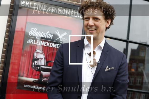 Amsterdam 19 januari 2022
Cabaretiers Bert Visscher en Jochem Myer tijdens de landelijke protestactie Kapsalon Theater in de Kleine Komedie. De cultuursector komt in actie tegen de coronamaatregelen. Tientallen theaters in heel Nederland  zijn omgebouwd tot een kapsalon.