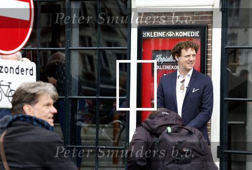 Amsterdam 19 januari 2022
Cabaretiers Bert Visscher en Jochem Myer tijdens de landelijke protestactie Kapsalon Theater in de Kleine Komedie. De cultuursector komt in actie tegen de coronamaatregelen. Tientallen theaters in heel Nederland  zijn omgebouwd tot een kapsalon.