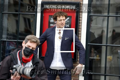 Amsterdam 19 januari 2022
Cabaretiers Bert Visscher en Jochem Myer tijdens de landelijke protestactie Kapsalon Theater in de Kleine Komedie. De cultuursector komt in actie tegen de coronamaatregelen. Tientallen theaters in heel Nederland  zijn omgebouwd tot een kapsalon.