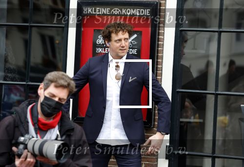 Amsterdam 19 januari 2022
Cabaretiers Bert Visscher en Jochem Myer tijdens de landelijke protestactie Kapsalon Theater in de Kleine Komedie. De cultuursector komt in actie tegen de coronamaatregelen. Tientallen theaters in heel Nederland  zijn omgebouwd tot een kapsalon.