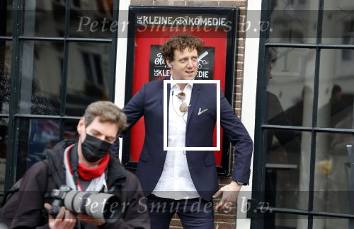 Amsterdam 19 januari 2022
Cabaretiers Bert Visscher en Jochem Myer tijdens de landelijke protestactie Kapsalon Theater in de Kleine Komedie. De cultuursector komt in actie tegen de coronamaatregelen. Tientallen theaters in heel Nederland  zijn omgebouwd tot een kapsalon.